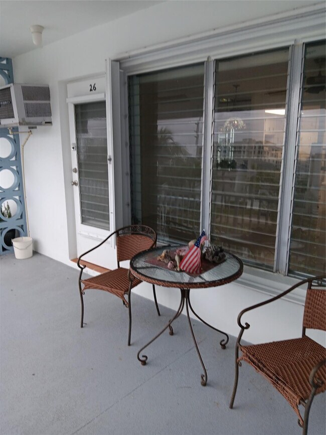 Building Photo - 1110 N Riverside Dr