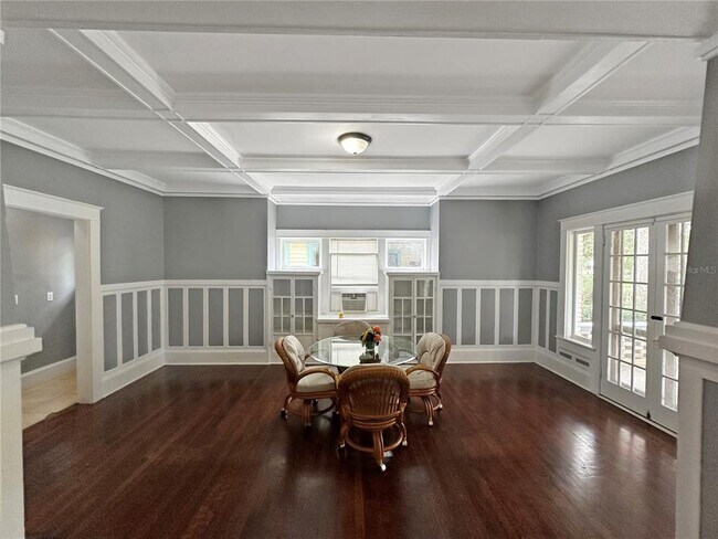 Building Photo - 805 S Park Ave
