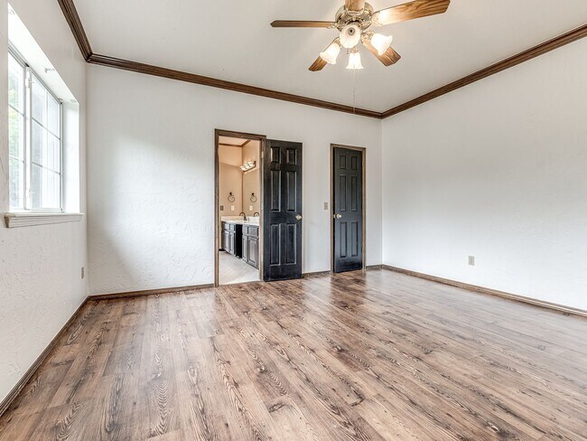 Building Photo - Spacious Home + East Edmond + 4 bedrooms