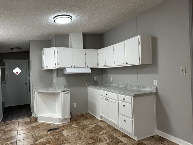 Building Photo - Country Living 3 Bedroom, 2 Bath Home in S...
