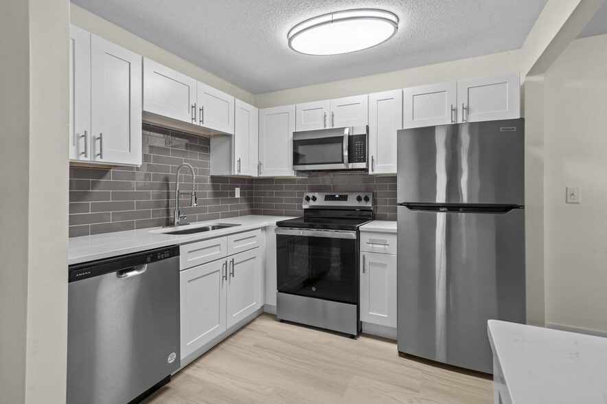 Primary Photo - The Waverly on the Lake - Belleville, MI