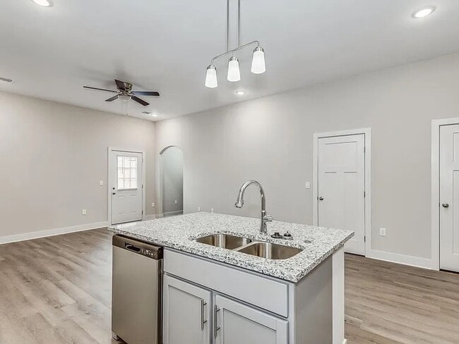 Building Photo - 3 Bedroom 2 Bathroom Townhome!