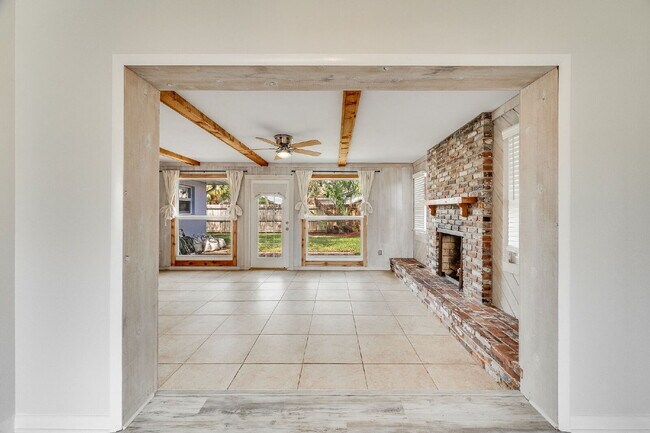 Building Photo - Beautiful 4 bedroom, 2 bathroom in Satellite Beach! NO HOA!!