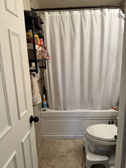 Master bathroom - 6103 Essex House Sq