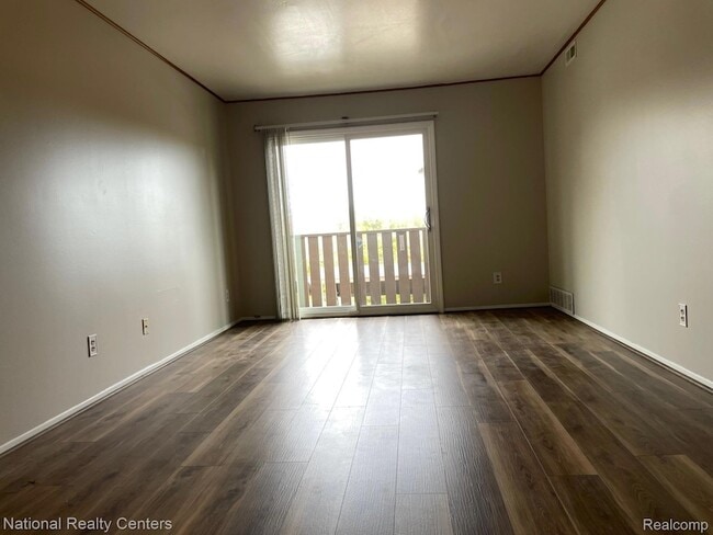 Building Photo - 8719 Meadowbrook Dr