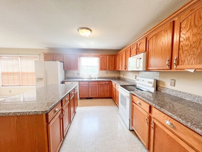 Building Photo - 3 Bedroom 2 1/2 Bathroom Home with fenced ...