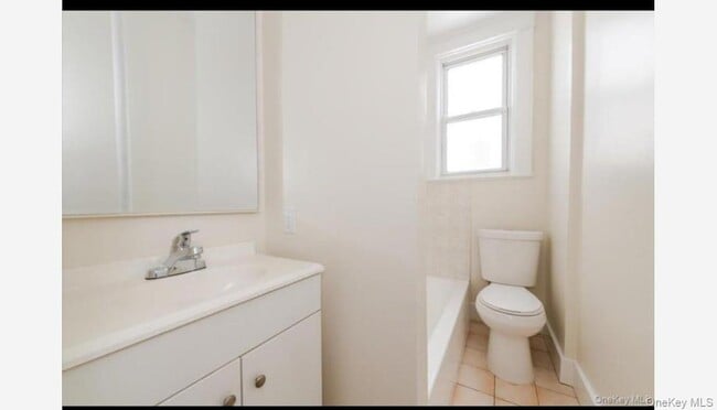 Building Photo - 959 Van Nest Ave