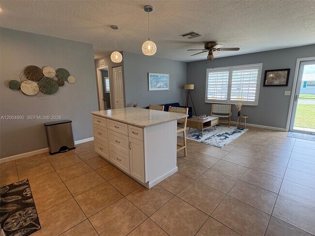 Building Photo - 333 Palm Cir