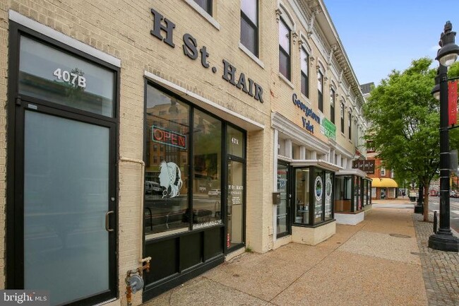 Building Photo - 825 11th St NE