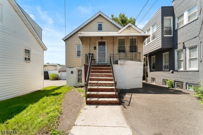 Building Photo - 357 Nesbit Terrace