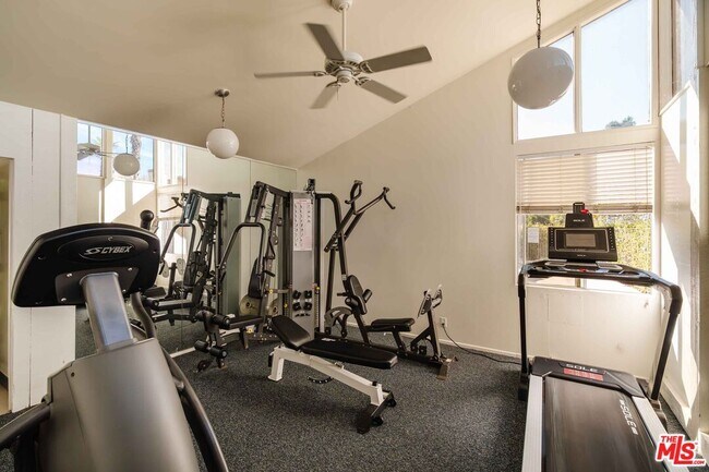 Building Photo - 17158 Palisades Cir