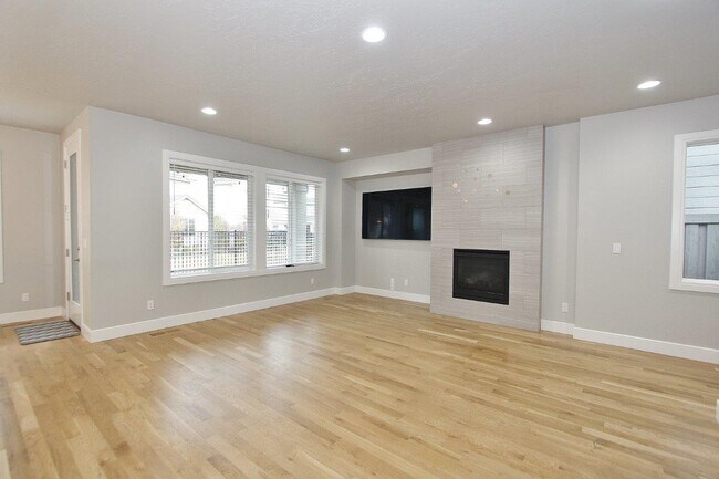 Building Photo - 3468 E Berghan St