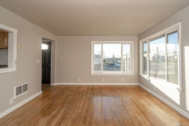 Building Photo - Updated Home W/ Detached Garage