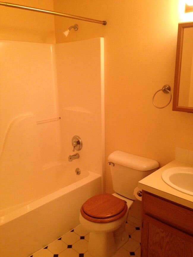 Building Photo - Great Two Bedroom Rancher- Airway Heights