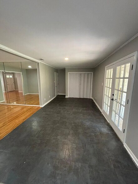 Building Photo - 320 Vanderbilt Dr