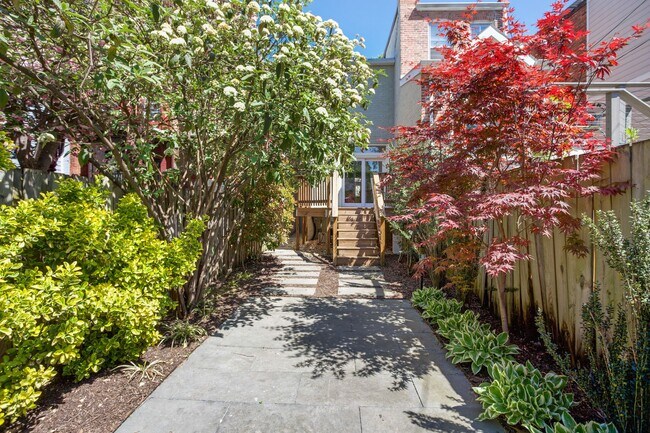 Building Photo - Available Now! // 3 Bedroom 2.5 Bathroom T...
