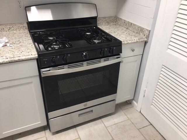 New Stove and Countertops - 100 Biscayne Dr NW