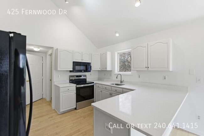 Building Photo - 425 Fernwood Dr