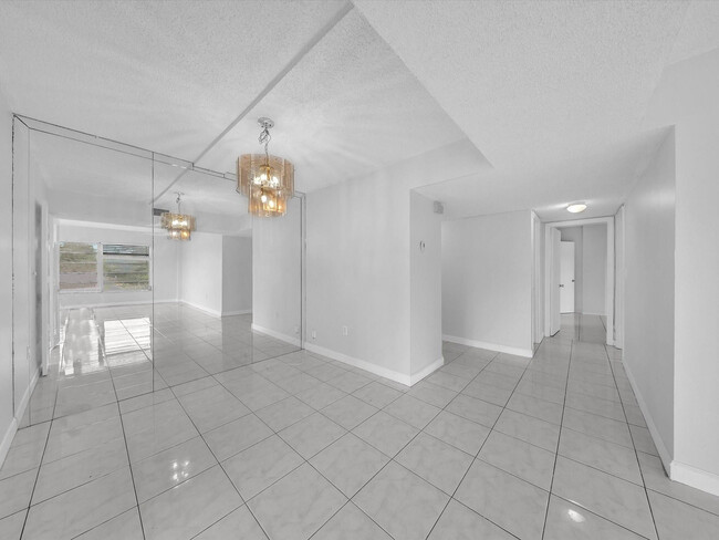 Building Photo - 4156 Inverrary Dr