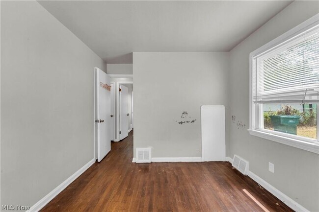 Building Photo - 15902 Maplewood Ave