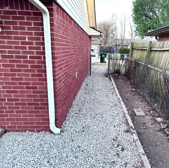 Building Photo - 3-bed 1-bath 1-car Single Family near