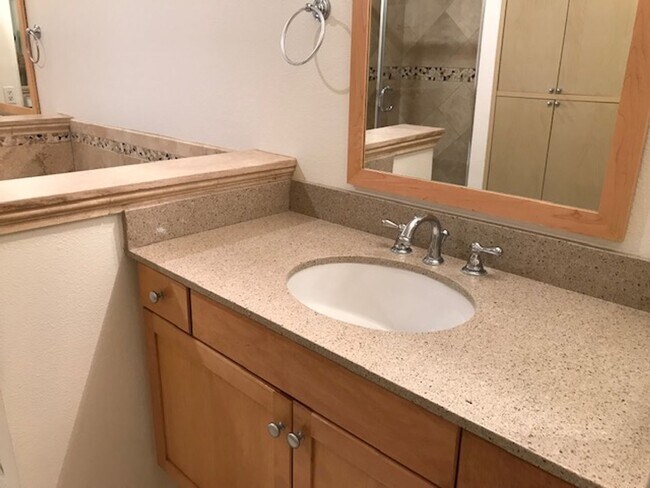 Building Photo - 2BR + 2 1/2BA CONDO AVAILABLE NOW IN BURBANK!