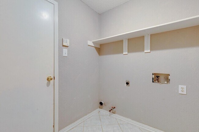Building Photo - 1807 Timber Ridge Dr