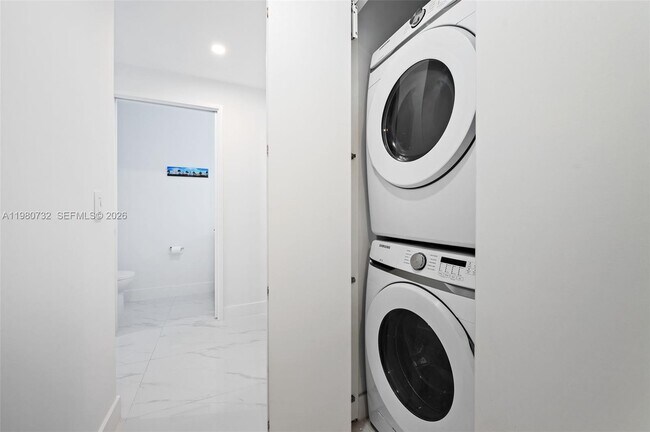 Building Photo - 700 NE 24th St