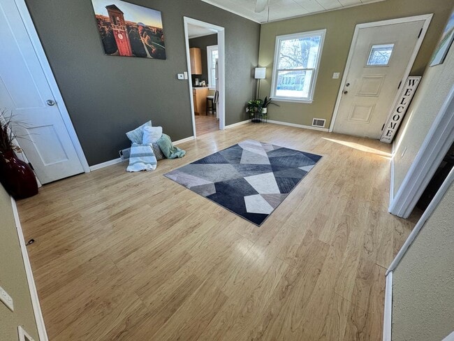 Building Photo - 2 bed, 1 bath home for rent in Readlyn, available immediately