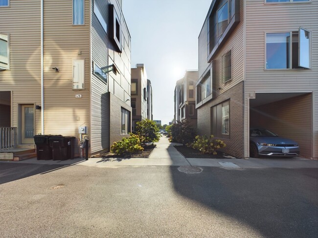 Building Photo - Bi-level unit with parking and rooftop