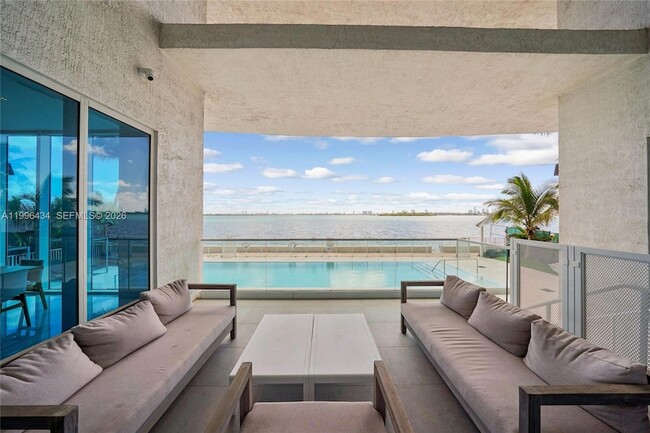 Building Photo - 700 NE 25th St