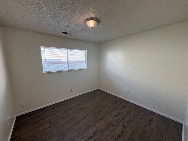 Building Photo - Spacious NW Visalia Home Rent Ready!