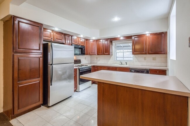 Building Photo - Three Bed Point Breeze Townhome