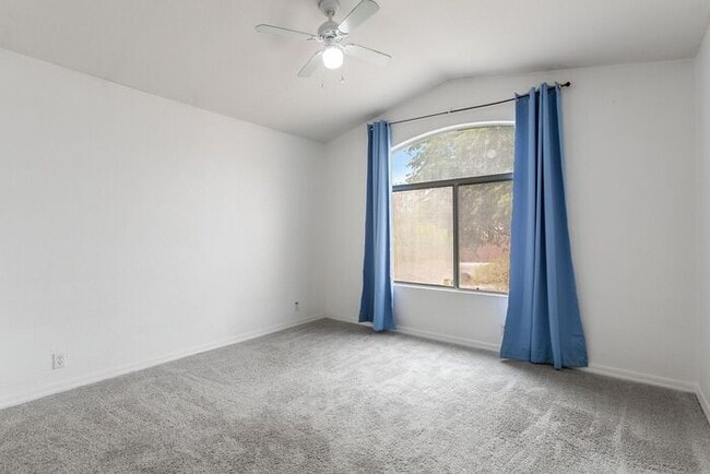 Building Photo - Enjoy an open floor plan with all appliances!