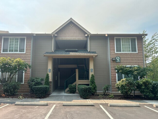 Primary Photo - 2B, 2BA upstairs condo in SW Renton with g...