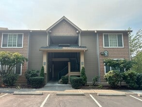 Building Photo - 2B, 2BA Top-Floor condo in South Renton wi...