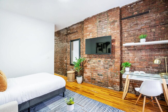 Building Photo - 240 E 26th St