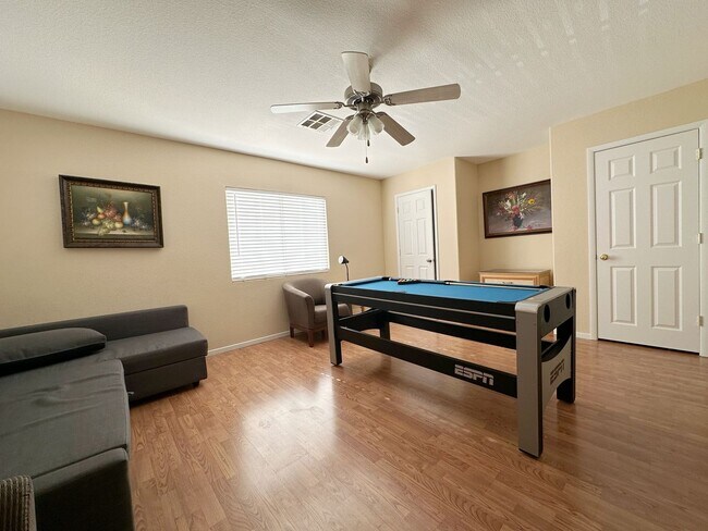 Building Photo - Beautifully Maintained Home Near Schools & Shopping!