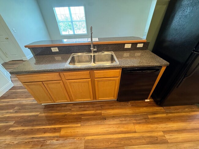 Building Photo - Experience Modern Main-Level Living in a Private Oak Ridge Community