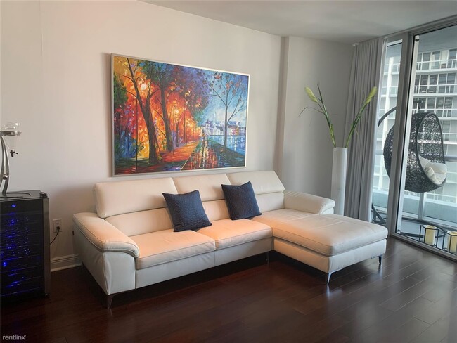 Primary Photo - 1 br, 1 bath Condo - 495 Brickell Ave Apt ...