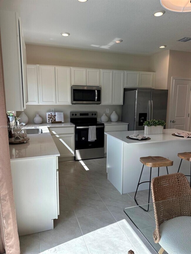 Building Photo - 814 SW 11th Wy