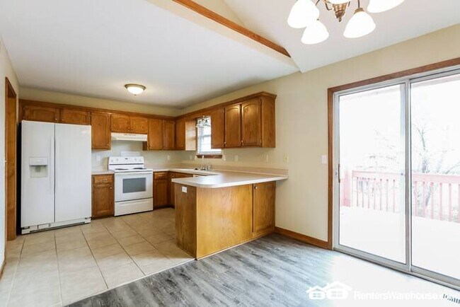 Building Photo - 3 Bed 2.5 Bath In Raymore!  Available 7/1!