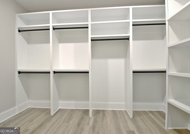 Building Photo - 190 Redhaven Dr