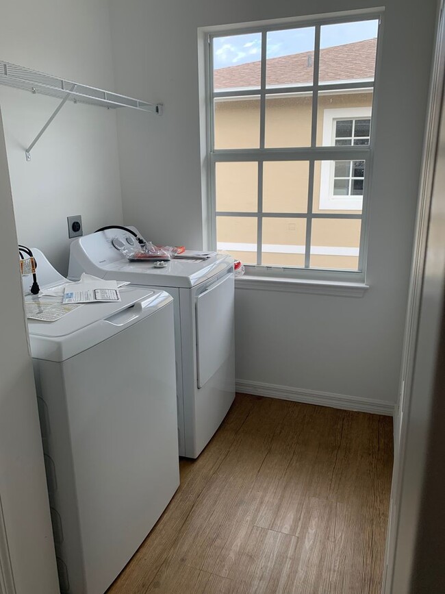 Building Photo - 3/2.5/1 Spacious Townhome