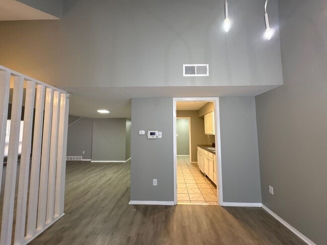 Building Photo - Newly Refreshed 3 bedroom 2 bath duplex
