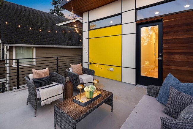 Building Photo - Beautiful New Townhome in Mapleleaf!