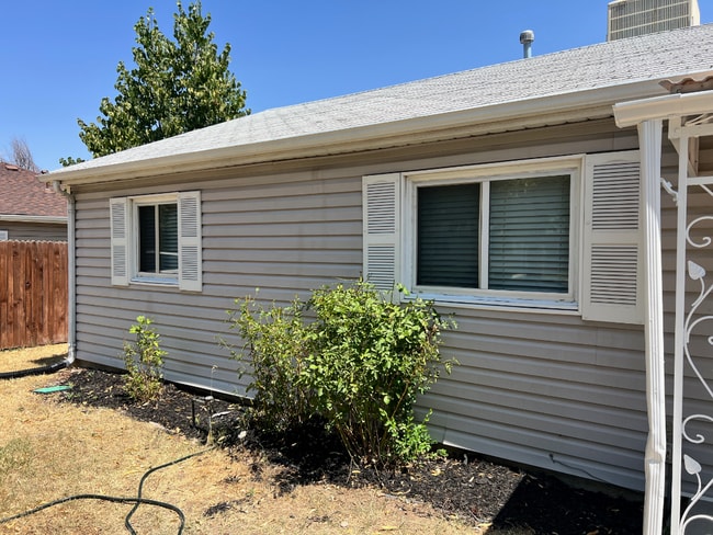 Building Photo - "Charming 3-Bed Retreat in Aurora!"