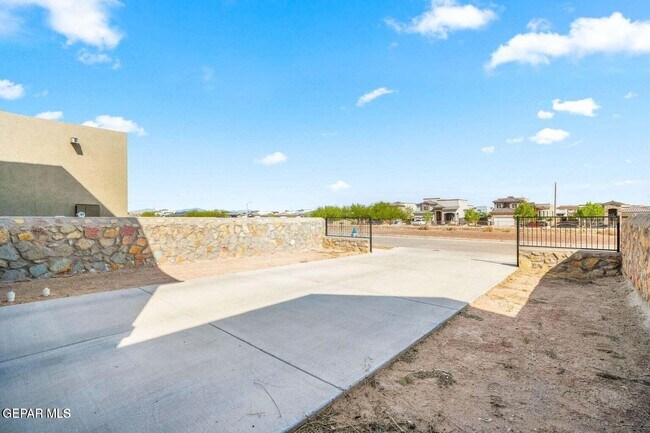 Building Photo - 14947 Pebble Hills Blvd