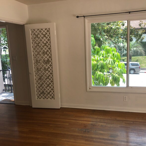 Building Photo - 2721 E Chevy Chase Dr