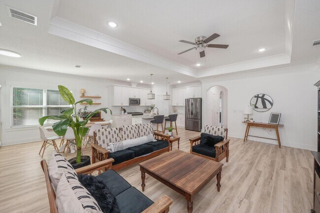 Building Photo - 667 Red Fern Rd